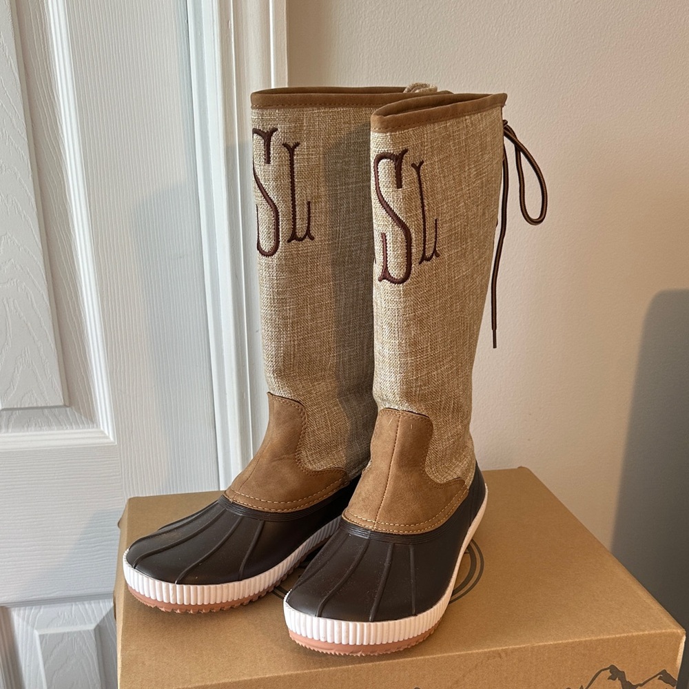 Elegant Lace-Up Boots in Brown and Tan